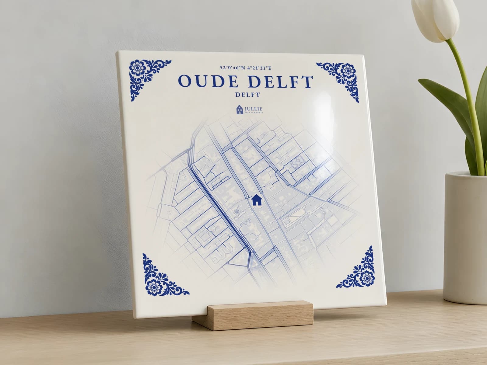 Delfts blauw tegeltje met een kaart van de straat op een houten houder